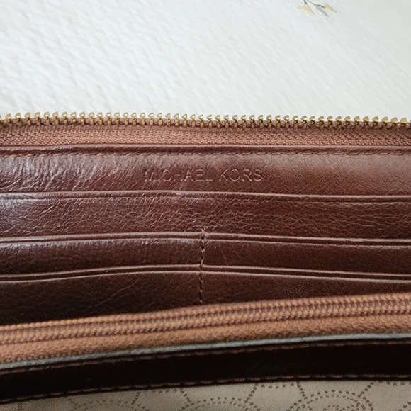 🚫SOLD🚫 MK Michael Kors Continental Signature Fabric Logo Wallet Zip Around - Picture 4 of 11
